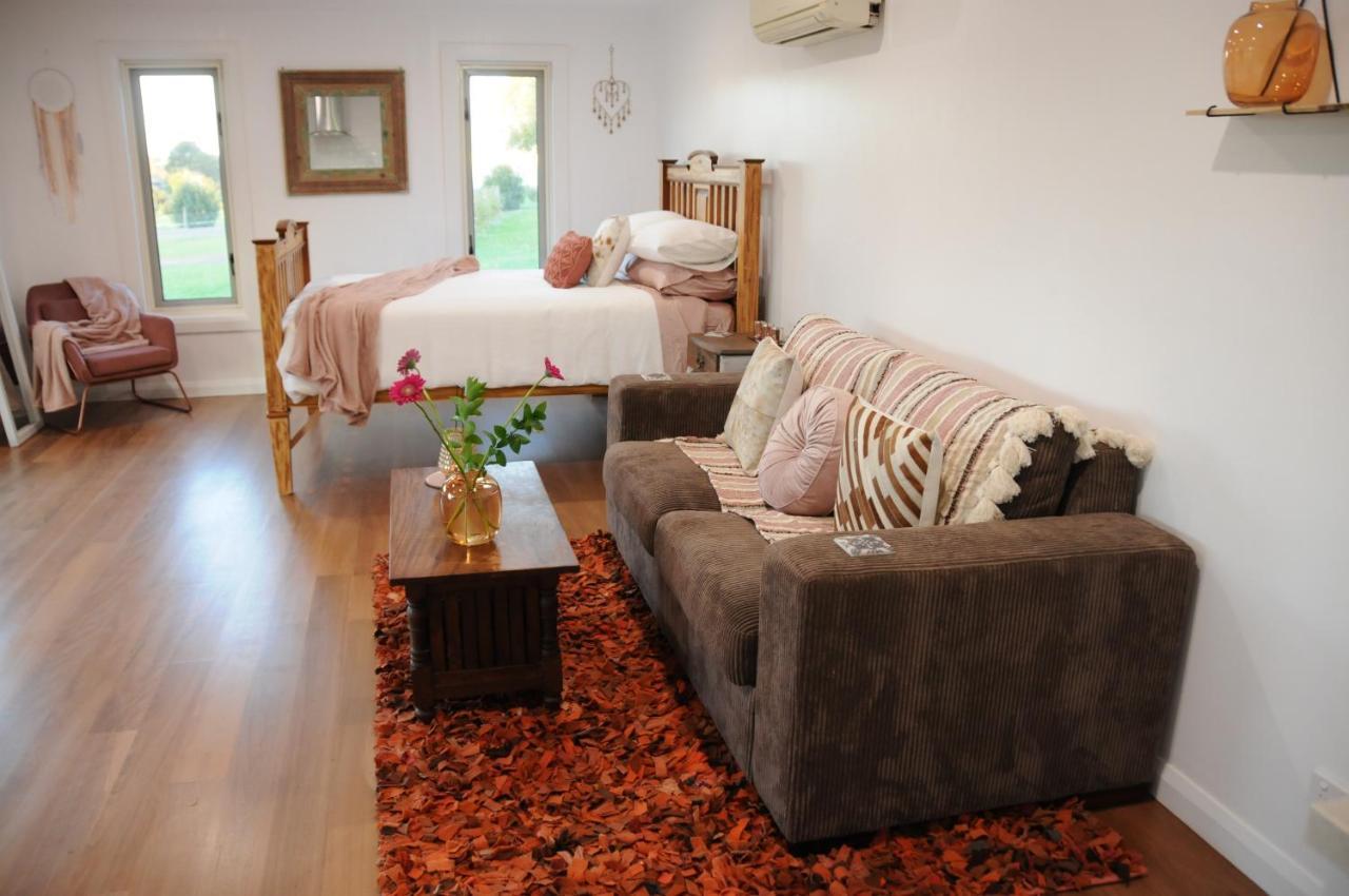 Wagtail Nest Country Retreat - Longford Vic 3851 Bed & Breakfast Sale Exterior photo